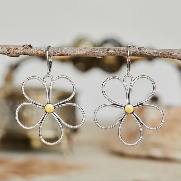 🌼 NEW Elegant Silver Daisy Flower Dangle Earrings 🌼 - Picture 3 of 6